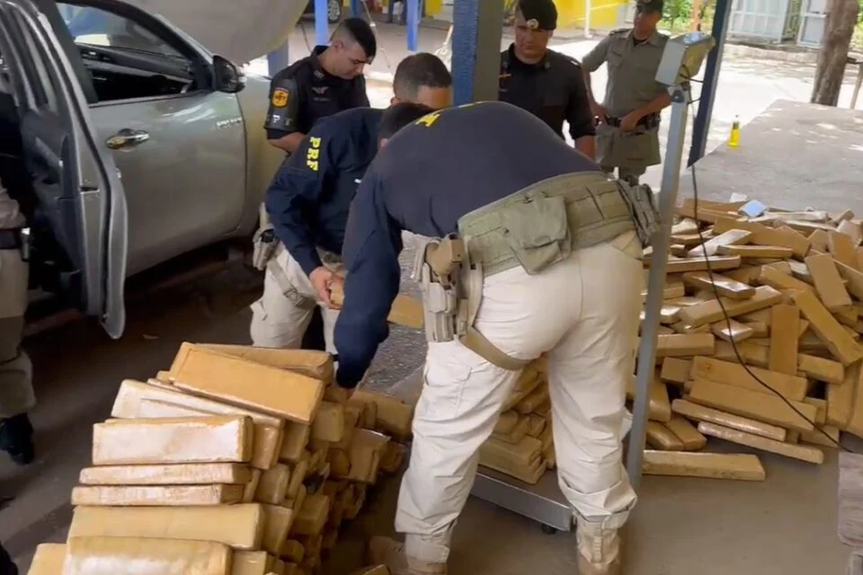 Homem abandona 700 kg de maconha e carro roubado após avistar policiais em Porangatu