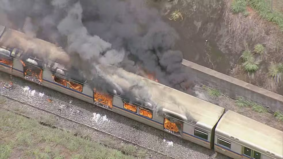 Vagão do metrô pega fogo perto de estação de Águas Claras, no DF