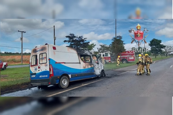 Ambulância fica destruída após pegar fogo em rodovia no DF