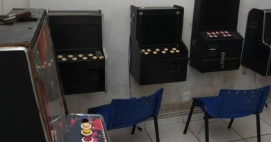 Polícia apreende máquinas caça-níqueis e do jogo do bicho em duas casas de jogos de azar, em Goiânia