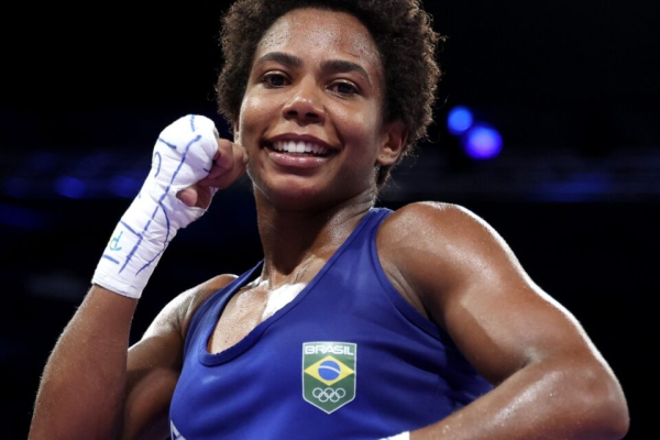 Boxeadora brasileira que pode enfrentar pivô de polêmica sobre gênero evita assunto