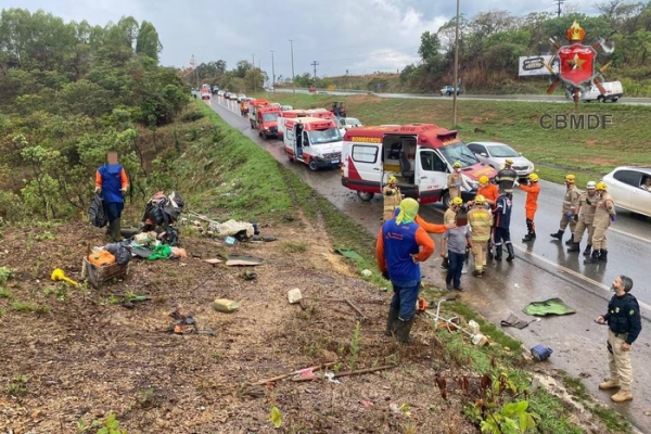 Motorista de caminhão atropela 7 funcionários da Novacap em via e foge