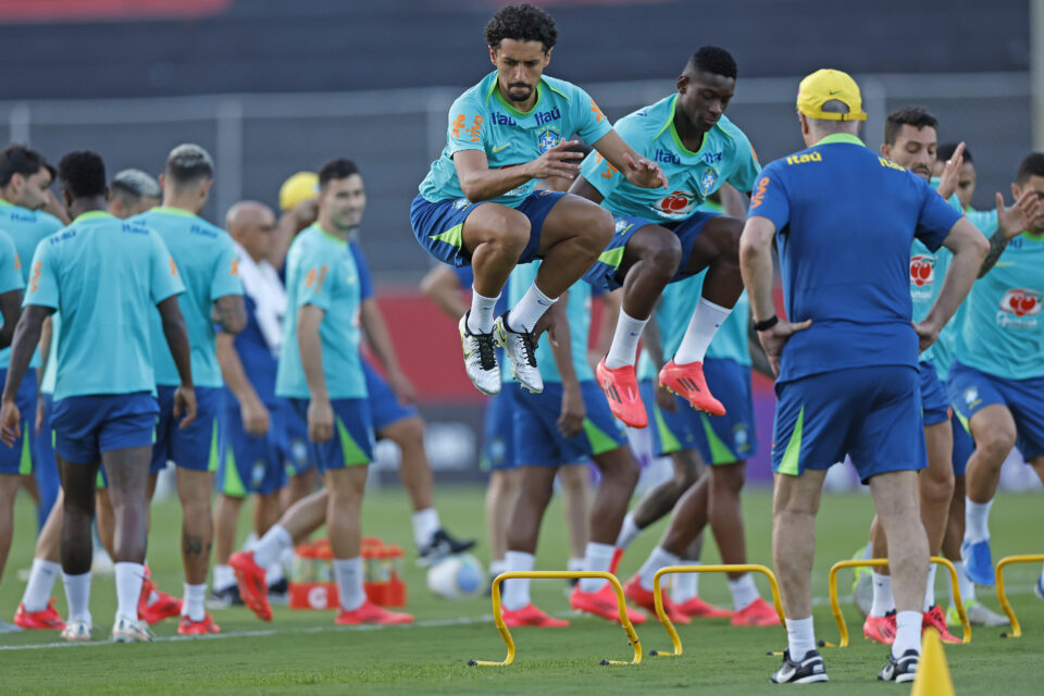 Seleção Brasileira treina em Salvador para enfrentar o Uruguai; Danilo retorna à titularidade