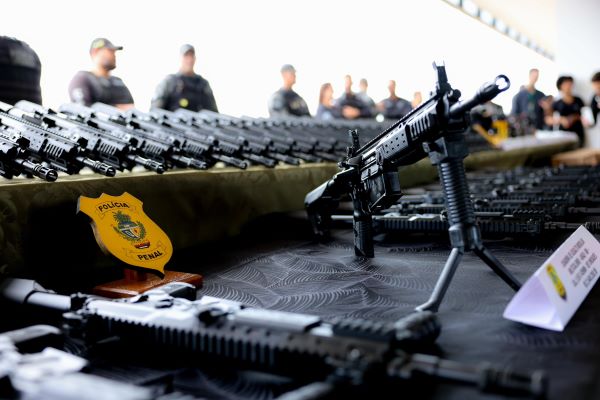 Governo entrega armas, munições, materiais químicos e viaturas para sistema penitenciário