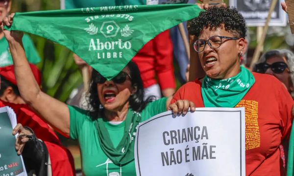 Justiça Federal anula processo de Damares Alves contra resolução sobre aborto de crianças