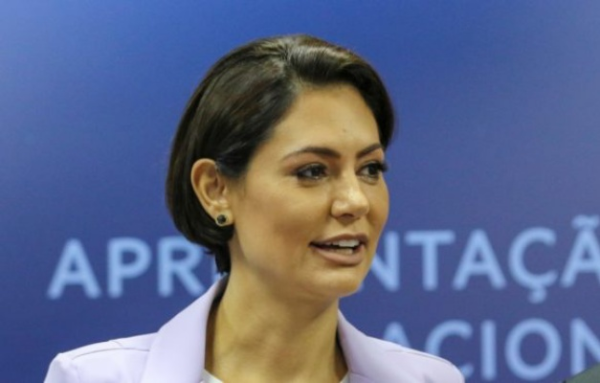 Michelle Bolsonaro transfere título de eleitor para Brasília