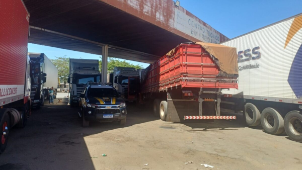 Furto de rodas e pneus de caminhões leva dupla para a cadeia em Goiás