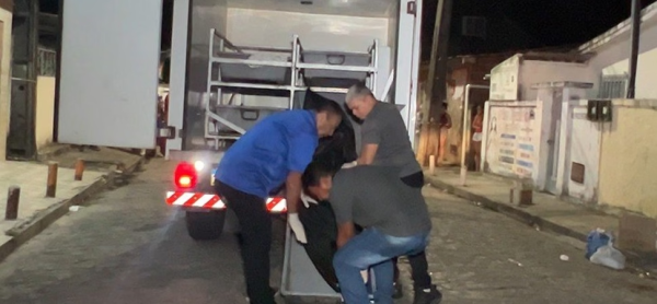 Homem é executado com 20 tiros na frente da namorada na Ilha do Bispo