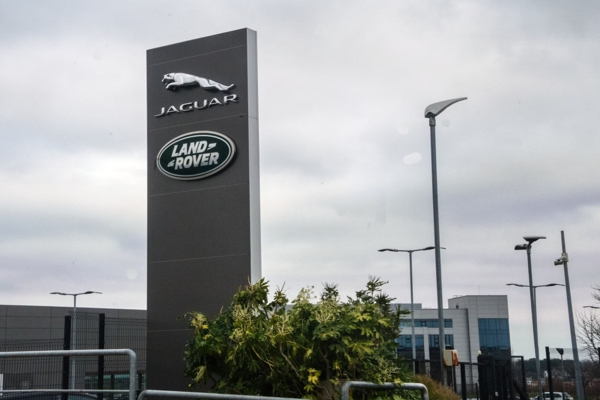 Ataque hacker paralisa produção e vendas da Jaguar Land Rover