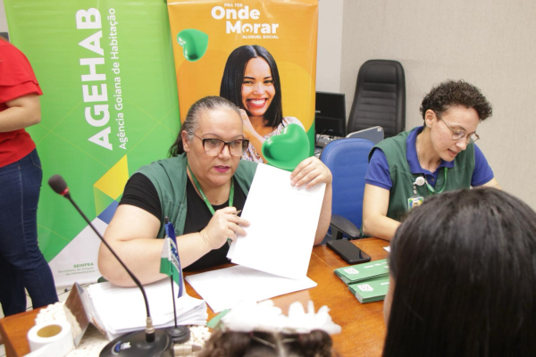Agehab entrega benefícios habitacionais