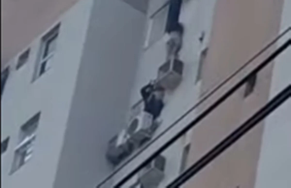 Em incêndio, mulher se pendura no ar-condicionado e salva mãe e filha