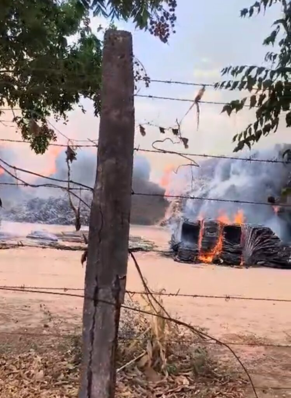 Incêndio de grandes proporções atinge fardos de algodão em pátio de algodoeira em LEM-BA