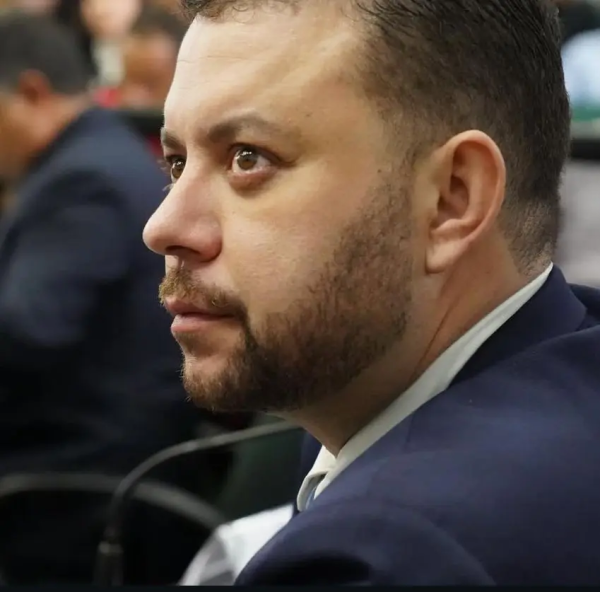 Vereador Tiago Machado mantém alinhamento com prefeito Diego e cogita disputar vaga na Alego