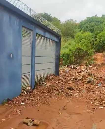 Chuva forte provoca destruição em casas no Jardim Barragem 4, em Águas Lindas