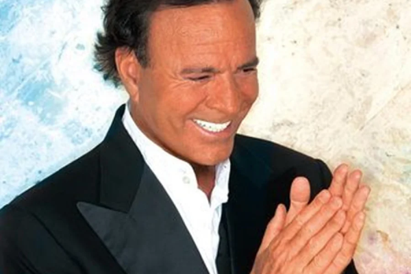 Julio Iglesias é acusado de assédio sexual por ex-funcionárias