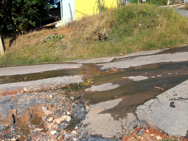 Formosa abandonada: cidade sofre com ruas destruídas, lixo, mato alto e escolas da zona rural em situação crítica.