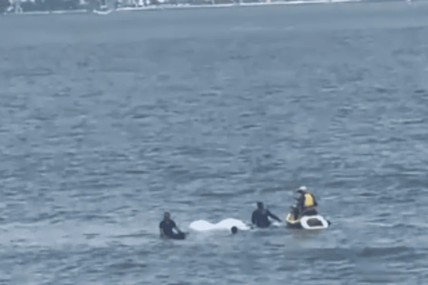 Piloto de paramotor é resgatado após cair no mar no litoral de SP