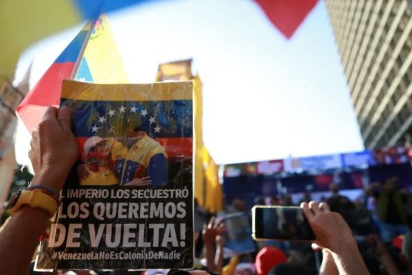 Milhares de manifestantes vão às ruas em Caracas e pedem libertação de Nicolás Maduro