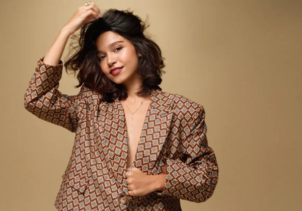 Conheça a cantora de Anápolis que emplacou um dos hits mais tocados no mundo em 2025