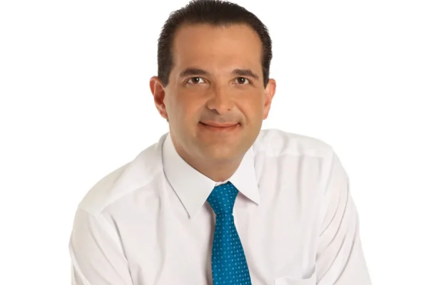 Prefeito se exalta com professoras e agride jornalista: “Cala a boca”.