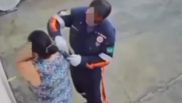 Filha esfaqueia mãe dentro de casa e foge; polícia procura agressora