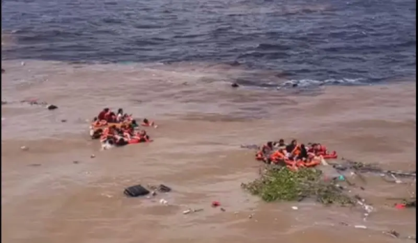 Passageiros ficam à deriva após naufrágio de lancha próximo a Manaus.