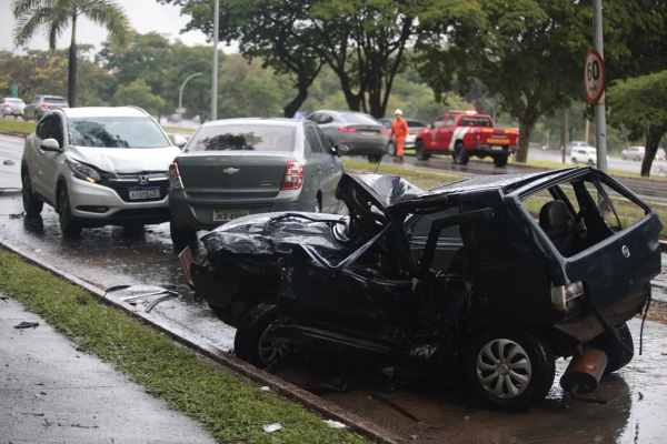 “Cena horrível”, diz testemunha de acidente com três carros no Eixinho.