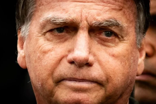 Bolsonaro pede autorização a Moraes para receber “Estímulo Elétrico Craniano” na prisão